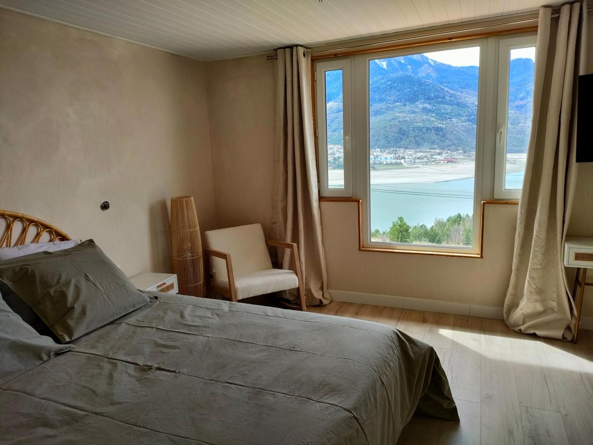 Le Cosy Du Plongeoir - T2 Neuf Avec Vue Sur Le Lac De Serre Poncon Et Grande Terrasse Avec Jardin Savines Værelse billede