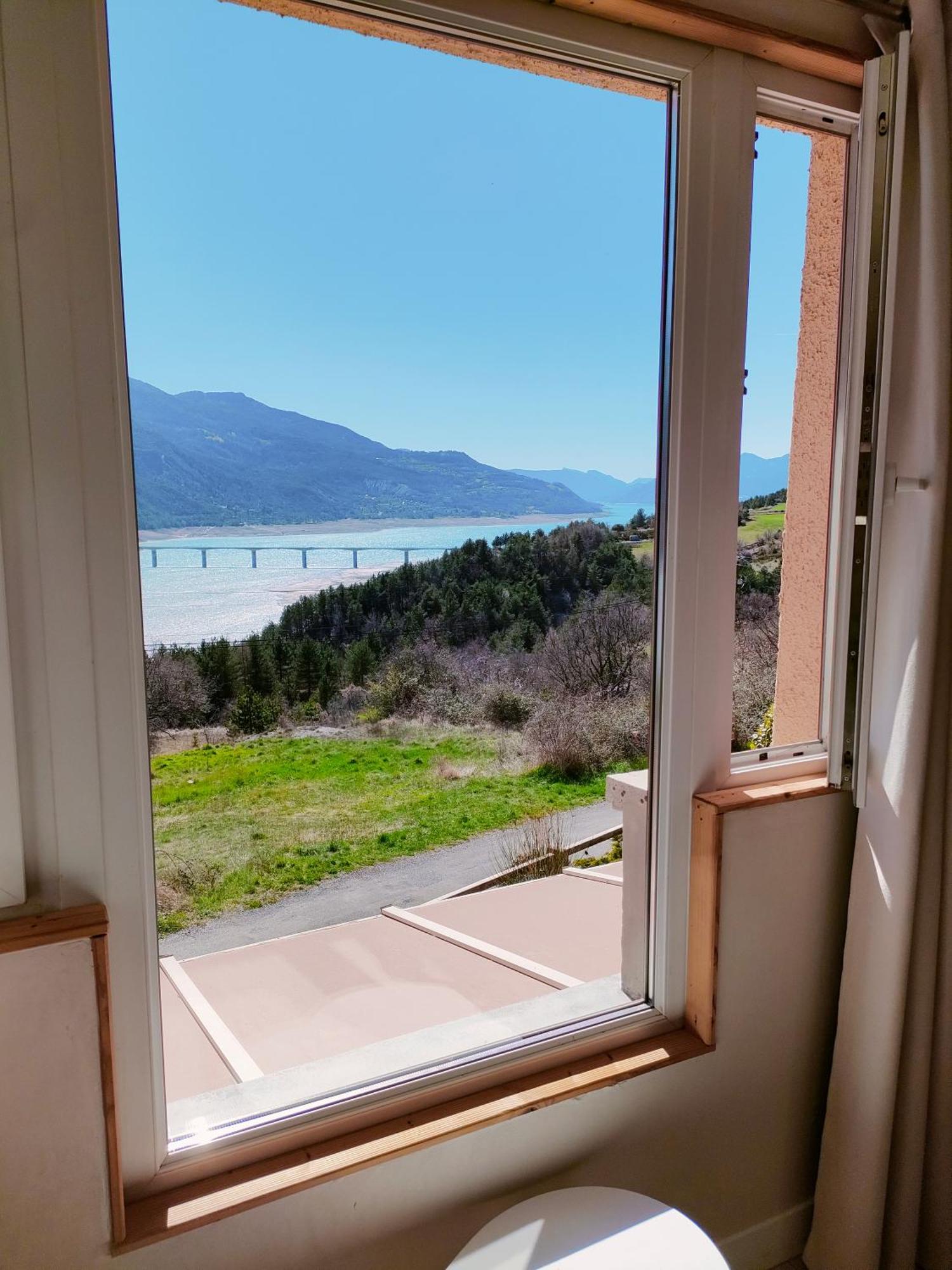 Le Cosy Du Plongeoir - T2 Neuf Avec Vue Sur Le Lac De Serre Poncon Et Grande Terrasse Avec Jardin Savines Eksteriør billede